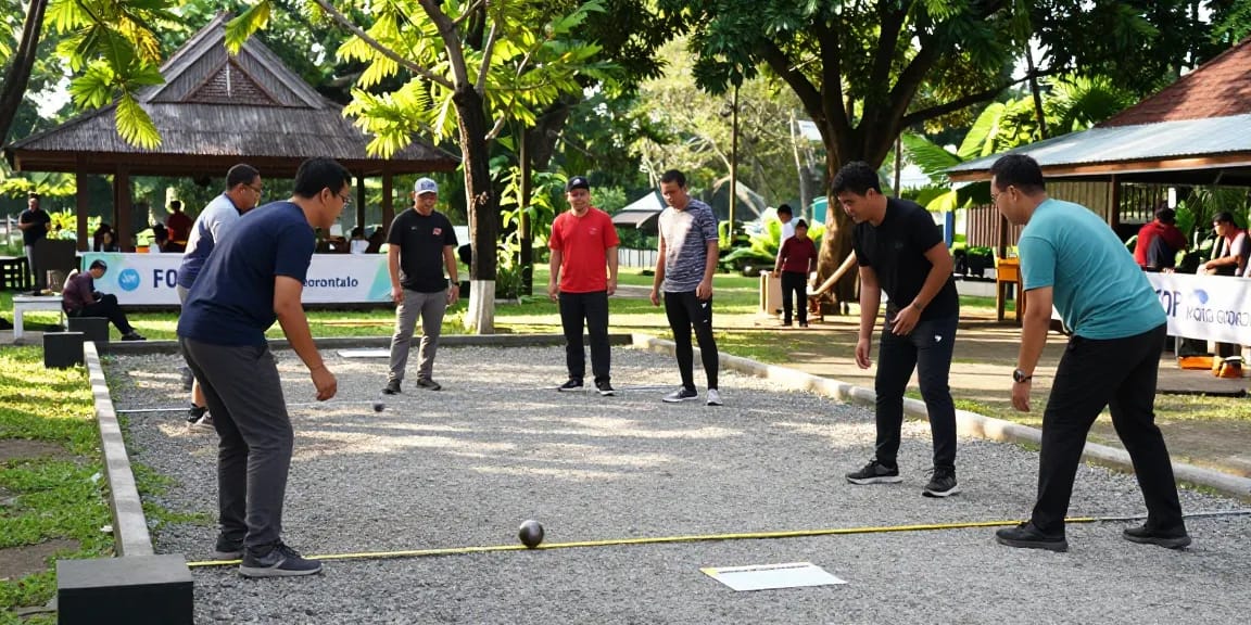Permainan petanque di fopikotagorontal.org bersama komunitas Gorontalo, suasana ceria dan penuh semangat.
