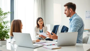 카드 한도 현금화 방법을 설명하는 전문가가 사무실에서 상담하는 모습.