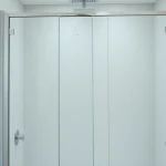 Appréciez la élégante paroi de douche à l'italienne dans un cadre moderne de salle de bains.