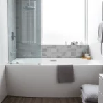 Erleben Sie eine stilvolle duschkabine 100x100 in einem modernen Badezimmer-Setup mit eleganten Details.