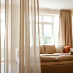 Verduisterende gordijnen die stijl en comfort brengen in een gezellige woonkamer.