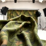 Bekijk de army print katoen stof met unieke patronen en texturen.