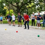 Aktivitas pertandingan petanque di fopikotatomohon.org dengan peserta beragam di taman.