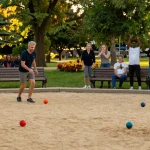 FOPI Kota Tarakan mengadakan pertandingan petanque di taman dengan atmosfer ceria.