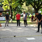 Permainan petanque di fopikotagorontal.org bersama komunitas Gorontalo, suasana ceria dan penuh semangat.