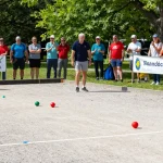Turnamen petanque di fopikotabontang.org, pemain serius dan penonton antusias, suasana ceria.